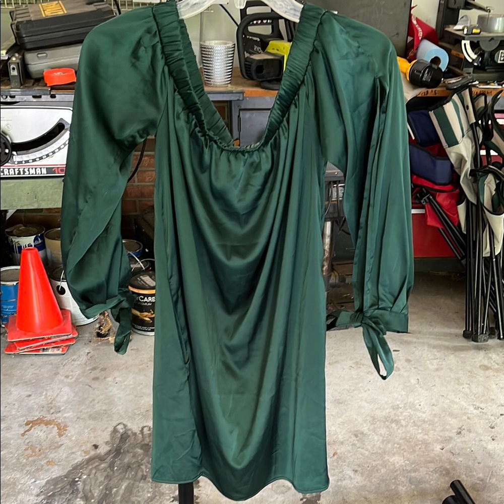 Elegant Off Shoulder Green Dress with Tie Sleeves and pockets
